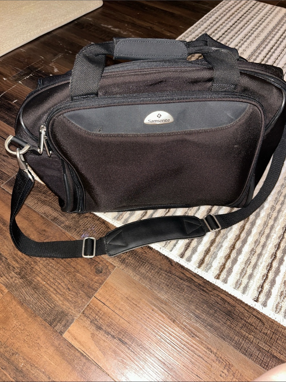 Samsonite Black Laptop Messenger Bag with Shoulder Strap carry on bag holder